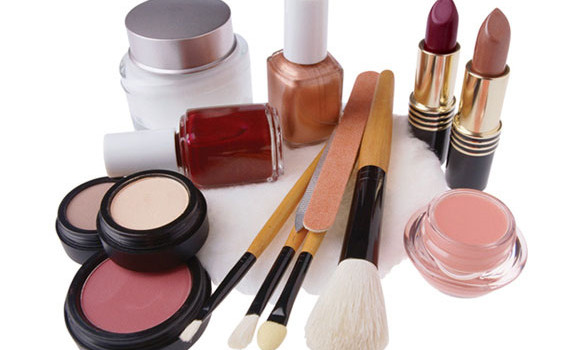 Sel nella merda. Punto e a capo. Cerone e rimmel, chiacchiere e cazzate varie. Sel si rifà il trucco. Si mette la maschera del “punto di vista di sinistra” per rifarsi una verginità, rimettersi in gioco e sopravvivere. Sel è una banda specializzata nel trasformismo politico. Operazione non difficile da tentare, alla scuola della politica italiana ne ha molti di maestri. Non è detto però che ci riesca. E non ci riuscirà. Sel aveva puntato le sue carte politiche su un governo con Bersani, il quale, dopo aver fatto finta di non voler scendere a patti con Berlusconi, ha […]