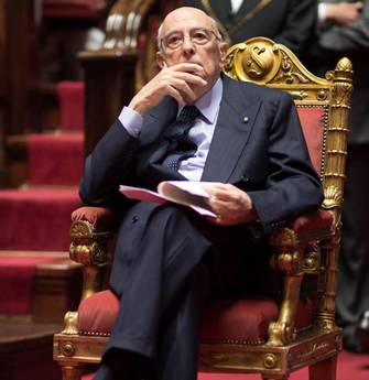 Redazione di Operai Contro, Napolitano afferma: “Dobbiamo essere  una Repubblica all’altezza dell’articolo 1 della Costituzione, quel primo articolo ebbe grande significato. Si discusse moltissimo in assemblea costituente e si scelse questa dizione anziché l’altra ‘e’ una Repubblica dei lavoratorì. ‘Fondata sul lavoro’ é qualcosa di più, c’é un principio regolatore a cui si debbono uniformare tutti gli attori sociali e tutte le rappresentanze politiche”. Anche Napolitano si preoccupa. Senza il lavoro degli operai, schiavi salariati, padroni e politici rischiano di non poter accumulare denaro. Per noi operai il lavoro salariato è una costrizione. Noi operai lavoriamo per poter avere […]