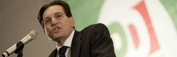 La Tabella H, il capitolo di bilancio simbolo di Mamma Regione che ogni anno elargisce fondi a pioggia a enti e associazioni, è rimasta saldamente al suo posto. “L’hanno voluta i deputati, io volevo cambiare le regole” si è difeso il governatore Rosario Crocetta, che aveva annunciato la morte definitiva di quel capitolo di spesa dalle mille indiscriminate mance. Secondo i piani del presidente le associazioni meritevoli del contributo regionale dovevano essere individuate dal governo dopo un’attenta istruttoria. Il Parlamento però ha storto il naso. “Onorevoli colleghi, ve la sentite voi di togliere i contributi a queste associazioni?” apostrofava l’aula Totò Cordaro del Cantiere Popolare. […]