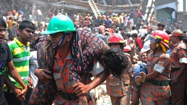 Redazione di operai contro, t’invio un video Un palazzo di otto piani che ospita cinque fabbriche tessili. Muoiono 1129 persone, i feriti sono oltre 2500. È il più grave incidente di lavoro della storia recente. Il giorno prima l’edificio viene chiuso per precauzione: ci sono crepe nei pilastri. L’indomani però il proprietario Sohel Rana assicura che non ci sono rischi e fa pressione perché gli operai entrino e rispettino le consegne.   Nelle fabbriche si producevano abiti per importanti marchi occidentali, dal canadese Joe Fresh all’irlandese Primark, dall’americana Children’s Place alla spagnola Mango. E le italiane Benetton, Manifattura Corona e Yes-Zee. Anche Robe di Kappa, […]
