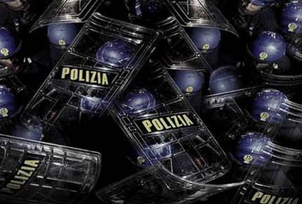 La Corte europea dei diritti umani ha condannato l’Italia per il massacro nella scuola di Genova durante il G8 del 2001. Perfino i borghesi della Corte europea non hanno potuto far finta di niente, hanno decretato che quella è stata tortura. La legislazione italiana non prevede il reato di tortura. La Boldrini, quella che non sapeva che la povertà in Italia fosse così estesa, ne spara un’altra, dichiara che c’è un vuoto intollerabile. Nichi Vendola e il suo fantomatico partito della rifondazione comunista vuole che i poliziotti si possano identificare con un numero. Ma anche Pannella, l’uomo che piglia […]