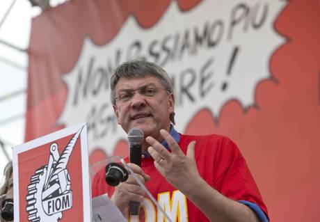 Caro Operai Contro, “Siamo pronti ad occupare le fabbriche perché ci chiedono di abbassare i salari. Se Renzi pensa di fare il figo dandoci ottanta euro e se pensa che noi siamo i coglioni che accettano di firmare la riduzione, si sbaglia di grosso”. Questo è un passaggio di Landini segretario generale della Fiom, nel comizio di oggi a Milano a chiusura dello sciopero dei metalmeccanici contro il governo Renzi ed il suo Jobs act. Io sono d’accordo ad occupare le fabbriche, se Renzi non fa un passo indietro. Landini ha poi aggiunto: “La precarietà non si combatte rendendo […]