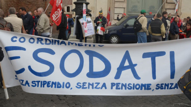 Caro Direttore, “La staffetta generazionale” è l’idea di Letta per gli esodati. Si tratterebbe di rispedirli a lavorare, (dopo che avevano firmato perché aventi i requisiti per andare in pensione) part-time, in staffetta con altrettanti giovani part-time. Gli esodati lavorerebbero fino ad un pensionamento anticipato di 3-4 anni, e poi andrebbero in pensione con un assegno mensile fortemente decurtato. Nel presentare il suo governo, Letta, non ha parlato delle purghe antipopolari che ha in serbo, le fa trapelare subdolamente sperando di dosare l’incazzatura e che le acque non si agitino tanto. Ripreso da giornali e televisioni promette di….restituire soldi, […]