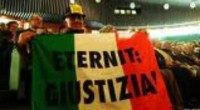 Redazione di Operai Contro, La magistratura italiana è grande. I padroni non finiscono mai in galera. Il difensore del barone belga Louis De Cartier, deceduto oggi, che era stato condannato in primo grado a 16 anni di carcere per la strage dell’amianto provocata dallo stabilimento Eternit di Casale Monferrato, in provincia di Alessandria afferma che morto l’imputato la sentenza non è più valida. Nel processo simbolo sulla morte di 2.191persone uccise da tumori provocati dalla polvere d’amianto, in qualità di ex amministratore delegato del gruppo De Cartier era stato condannato anche a versare circa 80 milioni di euro di provvisionale alle parti civili (ma una quota […]