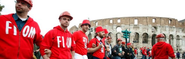 Redazione di Operai Contro, vi invio un articolo del fatto quotidiano “”Abbiamo invitato tutti a questa manifestazione e voglio dire senza polemiche, che essere qui oggi non è solo essere rispettosi della Fiom. Non capisco come si può essere al governo con Berlusconi e aver paura di essere qui. Chi non c’e parla da solo”. Il duro riferimento di Maurizio Landini dal palco di piazza San Giovanni è all’assenza del Pd e al silenzio del segretarioGuglielmo Epifani sul corteo Fiom su lavoro e pensioni in corso a Roma. ”Ieri ho ricevuto una telefonata da parte del capogruppo del Pd alla Camera Roberto Speranza, che mi […]