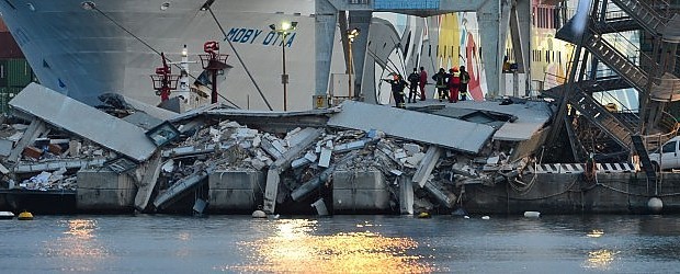 Una nave portacontainer, la Jolly Nero della compagnia Messina, è finita contro la torre di controllo facendola crollare insieme alla “palazzina piloti”. 5 morti, 4 i feriti, 6 i dispersi. Al momento dell’urto era in corso il cambio turno: coinvolti sia i piloti che i marinai della Capitaneria.