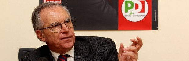 Redazzione di Operai Contro, i capi bastone del Pd hanno deciso: Epifani li traghetterà allo sfascio. Epifani è l’ex socialista, l’ex segretario della CGIL che ha svenduto giorno per giorno gli operai L’ultimo discorso in piazza lo tiene alla manifestazione della Fiom a San Giovanni. Fischiato dagli opoerai, ma protetto” da Landini e Cremaschi. I capi bastone del Pd, gli alleati di Berlusconi non potevano scegliere meglio: Un operaio di Torino