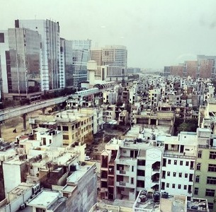 Gurgaon in Haryana è presentato come l’India splendente, un simbolo di successo capitalista promettendo una vita migliore per tutti dietro la porta d’ingresso di sviluppo. A prima vista le torri di uffici e centri commerciali riflettono questa chimera e anche le facciate del capo fabbriche sembrano tre stelle. Dietro la facciata, dietro le mura della fabbrica e nelle strade laterali delle aree industriali migliaia di lavoratori mantengono il ratto-gara in corso, la produzione di auto e scooter per le classi medie che finiscono nel traffico sulla nuova autostrada tra Delhi e Gurgaon. Migliaia di giovani proletarizzati persone di mezza […]