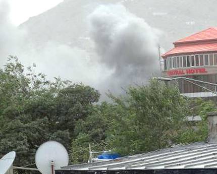 I partigiani hanno attaccato KLabul. Le menzogne degli eserciti che occupano Kabul si sgretolano. Gli occupanti devono nascondersi. Non ci sarà tregua fino a quando gli eserciti di occupazione non saranno cacciati Il centro della capitale afghana è stato sconvolto oggi da una violenta offensiva dei talebani che hanno attaccato una ‘zona rossa’ del quartiere di Shar-e-Naw provocando una serie di detonazioni ed ingaggiando uno scontro a fuoco con le forze di sicurezza afghane, Gli insorti hanno rivendicato di aver preso di mira un edificio che ospitava stranieri, tra i quali agenti Cia che addestravano le forze di sicurezza […]