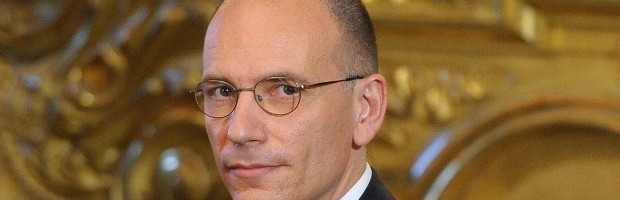 Redazione di Operai Contro, vi invio un articolo del Fatto quotidiano. Il fondo per i giovani che non ha più fondi, gestito in modo caotico e opaco, che premia progetti a volte misteriosi e spesso non rendicontati. E che in cinque anni ha visto scivolare via oltre 500 milioni di euro. E’ il ramo secco dello Stato su cui Enrico Letta punta per legittimare ulteriormente il suo governo di larghe intese, con tanto di impegno pubblico a fare dell’occupazione giovanile la sua “ossessione”. Le radici le ha proprio in ufficio, nella presidenza del Consiglio, titolare del “Fondo politiche giovanili”, una cassa di finanziamento falcidiata dai […]