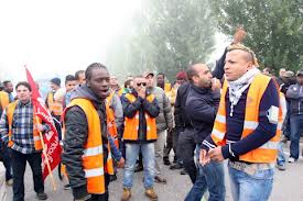 da facebook di Aldo Milani È da sei anni che i lavoratori della logistica sono in lotta, ogni settimana 6, 7 picchetti, freddo, ore di sonno perse, solidarietà attiva spostandosi anche 100 km per sostenere il proprio fratello di classe, licenziamenti, pene infinite per i propri congiunti, gioia per la vittoria nel proprio magazzino ma anche determinazione a sostenere il compagno del COBAS di un’altra città. PER DIRLA TUTTA VERA LOTTA DI CLASSE. Eppure in giro per l’Italia, molti che si considerano avanguardie, si lamentano, aprono discussioni sul come dovrebbe essere la lotta di classe, si lamentano per anni […]