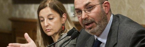 Redazione di Operai Contro, i parlamentari sono dei ladri. Da quelli del Pd a quelli del Movimento 5 stelle. I deputati prendono al mese 10.435,00 a cui vanno aggiunti 8 mila euro tra diaria e rimborsi forfettari Quindi un deputato prende 18 435,00 euro al mese. In un anno circa 258.000 euro Io come operaio in cassa integrazione prendo 10.000 euro in un anno I Grillini si riducono l’indennità a 5 mila euro,ne restano 13000 al mese. In un anno 182.000 euro Alla faccia degli onesti deputati Un operaio in cassa integrazione