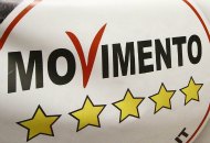 E’ sempre più evidente che il primo obiettivo di Grillo e del M5S, in questo momento, è quello di spaccare il PD. Un obiettivo che è facilmente alla loro portata, specie se si valutano la debolezza (o l’inerzia) politica del “gruppo dirigente” (si fa per dire) di quel partito e la permeabilità agli umori della piazza (anche virtuale) dei nuovi deputati piddini e la loro insofferenza alla vecchia nomenclatura. Sono caduti ormai nella paranoia del loro stesso fallimento, mentre i grillini urlano che “il re è nudo”. C’è ancora chi si illude che una “svolta radicale” sia praticabile all’interno […]