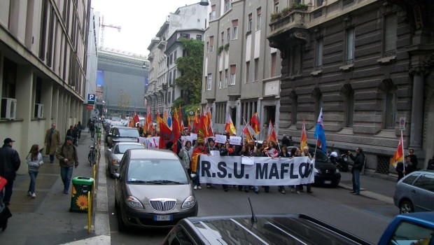 Un sogno in Rosso Maflow Dalla rivista on line CASABLANCA APRILE-MAGGIO 2013 Lettere dalle città di Frontiera – Umberto Santino – Domenico Stimolo – Salvatore Borsellino Trezzano sul Naviglio, alle porte di Milano. Una fabbrica rinasce sulle “ceneri” dell’ex stabilimento grazie ai suoi ex operai. La Maflow, fino al 2008 produceva tubi per gli impianti di climatizzazione nel settore automobilistico soprattutto per la BMW. Dopo il flop, è stata occupata dai lavoratori… Autogestione! Intanto accolgono anche i rifugiati, gli immigrati senza un posto dove andare a dormire. C’è tanto spazio a disposizione, sarebbe un peccato non metterlo a disposizione degli ultimi. __________________________________________ Parola […]