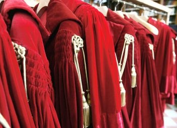 Caro Operai Contro Nitto Palma presidente della commissione giustizia al senato, vuole fermare i processi dei magistrati “troppi schierati”. Insomma la legge deve valere solo per il popolino. L’altro giorno il Corriere della Sera ospitava in 5 pagine diverse, più articoli contro i giudici e la loro autonomia di giudizio. Mentre i partiti proclamano propagandisticamente l’abolizione del finanziamento pubblico,  preparano scappatoie dalle loro stessi leggi, non vogliono limite al proprio ladrocinio, perciò cambiano le leggi per far rientrare nella legalità il loro delinquere, sottraendosi ai processi. Dopo la batosta che i partiti di governo hanno preso anche nelle elezioni […]