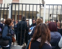 Lo scorso 3 maggio era giunta la richiesta di concordato preventivo da parte della dirigenza Aziendale. La decisione aveva lasciato a bocca asciutta le lavoratrici, già da tempo costrette a ricevere lo stipendio a singhiozzo, e più propense ad accettare l’esercizio straordinario dell’azienda. In seguito alla richiesta di concordato era stata convocata un’assemblea straordinaria nei locali aziendali per decidere la continuazione della vertenza, da tenersi in data odierna. Cosicchè stamattina, giunte dinanzi ai cancelli della fabbrica, le lavoratrici hanno trovato un cancello chiuso e il divieto di tenere l’assemblea nelle stanze della mensa aziendale, della quale avevano chiesto l’uso. Tre vigilantes a […]