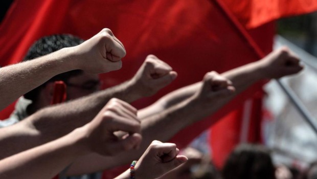 Gli italici politicanti l’avevano sfangata il 25 aprile. Una ricorrenza quanto mai ambigua che, in nome di un ambiguo antifascismo, riesce sempre a portare in piazza il parco buoi di una democrazia sempre più anemica. Di cui anche i grilli se ne sono resi conto, provocando la caduta di stile di Laura Boldrini. Altrettanto non è avvenuto il Primo Maggio, ricorrenza ancor oggi troppo densa di significati proletari per esser presa sottogamba. Soprattutto con l’aria che tira. E lo si è visto a Istanbul, Madrid, Dacca, Atene, Berlino … perfino in Italia gli animi si sono un po’ scaldati. […]