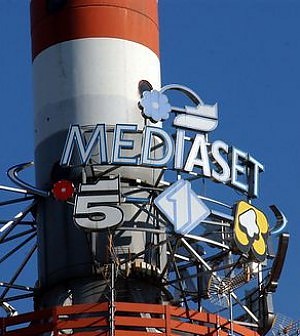 Redazione di Operai Contro, il governo di larghe intese ha riportato il sereno nelle finanze di casa Berlusconi. La ritrovata (e insperata) centralità politica del Cavaliere ha messo le ali dal voto di fine febbraio ai titoli delle sue aziende quotate in Borsa. Mediaset eMediolanum sono balzate rispettivamente del 32 e del 30% (contro il +8% dell’indice Mibtel) regalando al leader del centrodestra in poco più di un mese un guadagno virtuale di 570 milioni di euro. Il valore delle sue partecipazioni nelle due società è lievitato da 1,8 a 2,37 miliardi. La corsa dei due titoli tra l’altro ha accelerato dopo […]