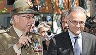 Redazione di Operai Contro, A Piacenza si è tenuto il raduno degli alpini. Molti i politici presenti alla parata. Alla parata per le vie della città, momento clou delle celebrazioni, ha assistito anche il ministro della difesa, Mario Mauro, che ha voluto citare gli alpini come «una testimonianza al popolo di come venir fuori dalla crisi». «Una crisi che non è solo economica, ma ha sempre un risvolto educativo – ha spiegato Mauro – e gli Alpini, con i loro valori ed azione, possono essere l’esempio di una scommessa vinta». Il ministro ha poi ricordato l’alpino don Carlo Gnocchi che […]