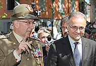 Redazione di Operai Contro, A Piacenza si è tenuto il raduno degli alpini. Molti i politici presenti alla parata. Alla parata per le vie della città, momento clou delle celebrazioni, ha assistito anche il ministro della difesa, Mario Mauro, che ha voluto citare gli alpini come «una testimonianza al popolo di come venir fuori dalla crisi». «Una crisi che non è solo economica, ma ha sempre un risvolto educativo – ha spiegato Mauro – e gli Alpini, con i loro valori ed azione, possono essere l’esempio di una scommessa vinta». Il ministro ha poi ricordato l’alpino don Carlo Gnocchi che […]