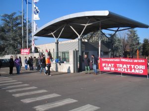 Nei giorni scorsi la direzione Fiat ha inaugurato un nuovo livello della dittatura padronale su gli operai, ha escogitato il “nuovo” metodo delle “ferie forzate”, in pratica una moltitudine di operai vengono messi a riposo incentivato (intanto per 1-2 giorni) a seconda dei reparti (principalmente al montaggio),  la scusante per ora è stata “problemi di fornitura” … il Salario è inchiodato ai piu’ bassi livelli d’europa, non si smuove, la Fiat stessa ci comunica che il cosiddetto “premio” produttivo anche quest’ anno sarà falcidiato. L’unico aumento  che si vede e’ solo di lavoro realizzato con meno operai in fabbrica, […]