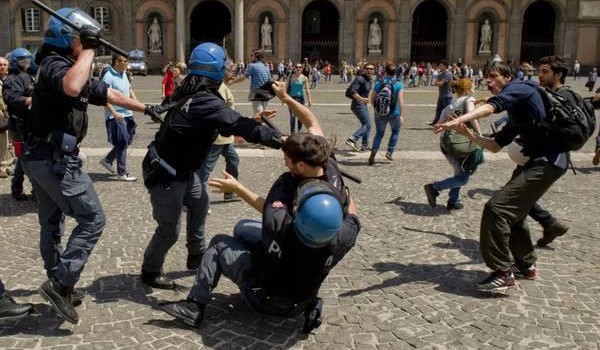 Operai Contro, il governo Pd e Pdl ha la libertà di manganellare gli studenti che protestano Da Milano a Napoli la musica è sempre la stessa: tu protesti e io ti rompo la testa Questo è l’impegno di Letta: non taglierà più i soldi per la scuola, ma spaccherà tante teste Uno studente di Milano scontri di Milano