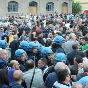 Dopo un corteo di centinaia di persone che ha attraversato nel pomeriggio le strade di Bagnoli per gridare, nel giorno della “festa” del lavoro, tutta la nostra rabbia contro l’intensificazione dello sfruttamento, contro i licenziamenti e la disoccupazione sempre crescenti, contro l’avvelenamento dei nostri territori e la svendita dei nostri diritti, siamo andati a dirne quattro direttamente a chi è a pieno titolo complice di questa tragedia: i sindacati confederali, che da anni, piuttosto che assolvere al loro presunto ruolo di difensori dei lavoratori, non hanno fatto altro che venderne la pelle a poco prezzo. Per noi il primo maggio […]