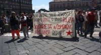 7 maggio–napoli–cariche–fascisti–testimonianze La giornata del 7 maggio, a Napoli, è sembrata più lunga del solito. Gli elementi per una storia avventurosa ci sono tutti:  un ministro che si blinda; un fascio-camorrista indagato e condannato più volte che provoca e aggredisce degli studenti in presidio; la polizia che -guarda caso- decide di caricare gli studenti; la polizia che carica ancora gli studenti che in giro per il centro storico volantinavano e comunicavano i gravi fatti della mattina; un giornalista di Napoli Urban Blog che viene malmenato e a cui viene impedito di filmare la scena da un vice questore che era […]
