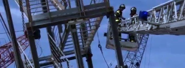 Redazione di Operai Contro, I sindacati sono dei teatranti. La fermata per i sette morti e i due dispersi non doveva far  perdere tempo e soldi ai padroni. Sindacati e padroni che ormai vanno sempre più a braccetto. “Noi lavoriamo e dobbiamo essere protetti, soprattutto dai sindacati, che ieri avrebbero voluto interrompere lo sciopero a mezzogiorno”. Due portuali, al termine dei discorsi ufficiali, hanno preso la parola davanti alle migliaia di cittadini riuniti in piazza Matteotti, rivolgendo dure critiche anche al “teatrino dei sindacati” e sul fatto che ieri,  lo sciopero in segno di lutto riguardava il traffico mercantile […]