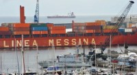 Caro Operai Contro, “l’incidente” nel porto di Genova dell’altra sera, ha fatto venire in luce le condizioni di rischio a cui sono esposti gli operai degli equipaggi sui mercantili. La “Jolly Nero” fa parte di una flotta di 14 navi, di proprietà dei Messina, che hanno altre navi a nolo. Jolly Nero, manovra nel porto di Genova, maggio 2013. 8 morti, uno disperso diversi feriti. Jolly Grigio nel 2011 si scontra con un peschereggio davanti ad Ischia, 2 morti. Jolly Amaranto nel 2010 cola a picco davanti al porto egiziano di Alessandria. Jolly Smeraldo e Jolly Rosso nel 2009 […]