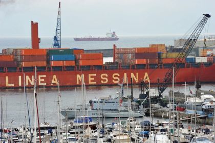 Caro Operai Contro, “l’incidente” nel porto di Genova dell’altra sera, ha fatto venire in luce le condizioni di rischio a cui sono esposti gli operai degli equipaggi sui mercantili. La “Jolly Nero” fa parte di una flotta di 14 navi, di proprietà dei Messina, che hanno altre navi a nolo. Jolly Nero, manovra nel porto di Genova, maggio 2013. 8 morti, uno disperso diversi feriti. Jolly Grigio nel 2011 si scontra con un peschereggio davanti ad Ischia, 2 morti. Jolly Amaranto nel 2010 cola a picco davanti al porto egiziano di Alessandria. Jolly Smeraldo e Jolly Rosso nel 2009 […]