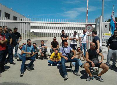 Gli operai hanno impedito la fuoriuscita dei macchinari Il picchetto degli operai dell’OM Carrelli elevatori di Bari e di altri operai della zona industriale ha impedito ai tir di entrare in fabbrica e portare via i macchinari. La forza e la solidarietà degli operai ha avuto ragione sui piani della dirigenza aziendale che aveva chiamato poliziotti e carabinieri antisommossa per buttare all’aria il presidio operaio e far uscire i macchinari. Altro esempio di come le cosiddette forze dell’ordine siano non altro che mercenari al servizio dei padroni. La multinazionale tedesca Kion, proprietaria dello stabilimento barese, non si darà per […]