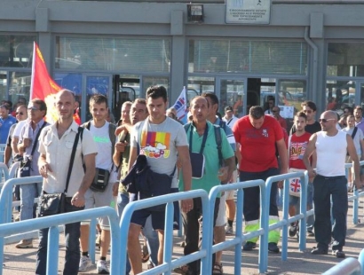 Redazione di Operai Contro, noi operai dell’ILVA di Taranto siamo condannati a vivere tra la paura e i ricatti. Paura di lavorare con la morte sulle spalle, paura di perdere questo schifo di lavoro e con il lavoro il salario. Ricatti da parte di Riva e dei suoi uomini Ricatti da parte dei sindacalisti mazzettari Mi convinco sempre di più che per uscire dalla paura e dai ricatti dobbiamo organizzare il nostro partito. Costruire il partito per organizzare la lotta, organizzare la lotta per cosdtruire il partito Un operaio dell’ILVA