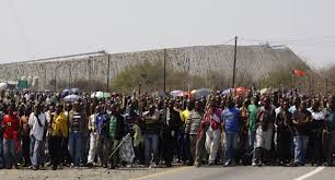 di Rita Plantera Cape Town, 11 maggio 2013, Nena News – Il licenziamento di migliaia di minatori sudafricani in nome del profitto. In una fredda mattina d’autunno lavoratori della miniera di Khuseleka aspettano di conoscere la loro sorte, in che stato d’ansia è facilmente immaginabile se si considera che in media un minatore ha otto famigliari a carico. Dopo mesi di trattative con il governo e i sindacati, ieri l’Anglo American Platinum, il colosso minerario primo produttore mondiale di platino – di proprietà per l’80% dell’AngloGold American – ha annunciato il nuovo piano di risanamento che prevede il taglio di […]