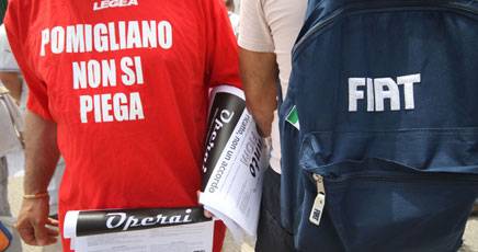 –         Firmano qualsiasi “accordo” che la FIAT dice loro di firmare. –         Intascano i soldi delle tessere. –         Non lavorano. Ormai non sappiamo neanche più che postazione hanno. –         Quando si vedono nei reparti, sono sempre con impiegati e capi. Li sopportiamo solo perché sappiamo che se non abbiamo la loro tessera scatta la rappresaglia della FIAT. Prima, hanno firmato l’ “accordo” per eliminare la FIP e ritornare alla vecchia FIAT GROUP AUTOMOBILES solo per dividere i cassintegrati, (i 1400 di Pomigliano, gli ex Ergom, i 316 di Nola), e fregarli meglio, un gruppo alla volta. Ora, firmano un […]
