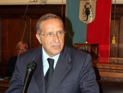 Redazione di Operai Contro, riporto un articolo della Gazzetta del Mezzogiorno: ” Il presidente della Provincia di Taranto, Giovanni Florido, è stato arrestato dai militari della Guardia di Finanza nell’ambito dell’inchiesta su presunti favori all’Ilva denominata «Ambiente svenduto». L’accusa sarebbe di concussione. Insieme a Florido sono stati eseguiti altri tre arresti. Gli altri tre arrestati sono l’ex assessore provinciale di Taranto all’Ambiente, Michele Conserva, l’ex dirigente dell’Ilva, Girolamo Archinà, e l’ex segretario della Provincia di Taranto, Vincenzo Specchia. Quest’ultimo ha beneficiato dei domiciliari. Anche Conserva è stato trasferito in carcere mentre ad Archinà l’ordinanza di custodia cautelare è stata notificata […]