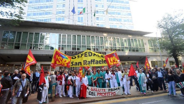 In coro sindacati e istituzioni hanno dato parere positivo in merito all’accordo sul futuro dei lavoratori del san Raffaele. Ma è veramente così? Noi come delegati S.I. Cobas diciamo di no. Grazie alla volontà e alla determinazione a non cedere di lavoratrici e lavoratori è stato possibile portare a casa il ritiro dei licenziamenti. Inoltre, per una volta, il sindacalismo di base ha avuto un ruolo determinante, non limitandosi a denunciare la politica di resa di CGIL, CISL e UIL, ma ha preso in mano la direzione della lotta. Ma questo non è sufficiente per una valutazione positiva sull’accordo! […]