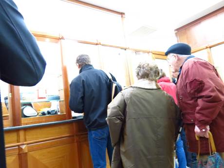 Redazione di Operai Contro, il governo Letta è peggio del governo Monti, che era peggiore di quello Berlusconi. Berlusconi e Monti ci hanno ridotto alla fame, il governo Letta ci condanna a morte. Tra il possibile aumento Iva del 1 luglio, la scadenza Imu di giugno al netto dell’esclusione della prima casa e quella Tares a dicembre, potrebbe arrivare una batosta 2013 da 734 euro a famiglia. Lo calcola Federconsumatori, sommando i rincari per ogni singola imposta: 45-45 euro per la Tares, 207 euro per l’Iva, 480 euro medi per l’Imu. Un pensionato al minimo