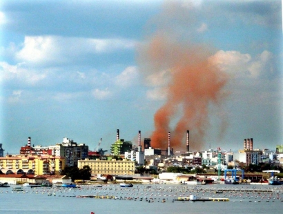 Redazione di Operai Contro, i servi dell’assassino Riva si dimettono  dal Cda dell’ILVA. Emilio e Adriano Riva, oltre che assassini, sono accusati di aver truffato lo Stato facendo sparire nei paradisi fiscali un miliardo e duecento milioni sottratti alla società. Il Gip di Taranto ha ordinato il maxisequestro di otto miliardi e cento milioni disposto dal come equivalente per la mancata effettuazione delle opere per il risanamento ambientale dello stabilimento di Taranto. L’assassino  Riva ha sempre pagato tutti i partiti, dal Pd di Bersani al Pdl di berlusconi, è sicuro dell’impunità. Il presidente Bruno Ferrante, l’amministratore delegato Enrico Bondi e il […]