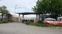I lavoratori protestano davanti allo stabilimento Fiat Cinquanta dipendenti della Unilogistic sono entrati nello stabilimento per protestare contro la rescissione del contratto. Dopo tre giorni di presidio stamane cinquanta lavoratori della Unilogistic sono entrati nello stabilimento Fiat ricambi di Rivalta. I dipendenti sono 70 e lavorano nella logistica della fabbrica; il 3 maggio sono stati licenziati perchè la Fiat ha rescisso il contratto. La situazione al momento è molto tesa e sul posto sono arrivati i carabinieri di zona. E’ in corso una trattativa per capire se c’è la possibilità di aprire un tavolo con tutte le parti. Commentata […]