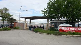 I lavoratori protestano davanti allo stabilimento Fiat Cinquanta dipendenti della Unilogistic sono entrati nello stabilimento per protestare contro la rescissione del contratto. Dopo tre giorni di presidio stamane cinquanta lavoratori della Unilogistic sono entrati nello stabilimento Fiat ricambi di Rivalta. I dipendenti sono 70 e lavorano nella logistica della fabbrica; il 3 maggio sono stati licenziati perchè la Fiat ha rescisso il contratto. La situazione al momento è molto tesa e sul posto sono arrivati i carabinieri di zona. E’ in corso una trattativa per capire se c’è la possibilità di aprire un tavolo con tutte le parti. Commentata […]