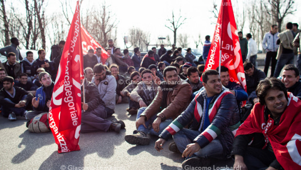 L’inizio dello sciopero era prefissato per le 24 Tutti i principiali committenti lo sapevano e in qualche modo si erano attrezzati per attutire il colpo ma, come spesso succede, sono proprio i padroni a dare linfa al lavoro sindacale; questa volta ci hanno pensato i caporali del consorzio UCSA, alla SDA di Carpiano che hanno pensato bene di sospendere un attivista del SI.Cobas proprio 5 ore prima dello stop prefissato. Risultato concreto: tutti e 200 i facchini in forza presso l’hub di Carpiano hanno incrociato le braccia anzitempo, bloccando contemporaneamente i camion che si apprestavano a uscire per andare […]