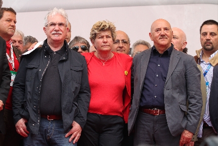 Cara redazione di Operai Contro, Sindacati uniti  nella tradizionale festa del Primo maggio dedicata ai lavoratori. Camusso, Bonanni e Angeletti, i tre segretari confederali sul palco a Perugia, in un Paese in preda a uno smottamento occupazionale con gli ultimi dati Istat (di ieri) che contabilizzano una disoccupazione giovanile al 38,4% e le decine di vertenze industriali sul tavolo del ministero dello Sviluppo Economico. Così rileva Susanna Camusso, segretario generale Cgil, «senza lavoro il Paese muore e questo Paese non può morire» aprendo il suo intervento. Hanno ragione. Senza il lavoro di noi operai, i padroni non possono sopravvivere. […]