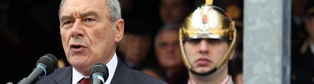 Operai Contro, Il parlamento dei ladri non sapeva, ma i giornalisti delle iene si. Le Iene svelano il sistema delle lobbies che hanno a libro paga senatori e deputati del nostro Parlamento. Filippo Roma (con la collaborazione di Marco Occhipinti) ha intervistato l’assistente di un senatore, che ha preferito rimanere anonimo per evitare possibili ripercussioni, che racconta di ciò che, secondo lui, succederebbe a Montecitorio e a Palazzo Madama. Ecco un’anticipazione dell’intervista che andrà in onda domenica 19 maggio 2013 alle ore 21.20 su Italia1. Assistente senatore: “Ci sono le multinazionali che ogni mese per mezzo di un loro rappresentante fanno il giro dei […]