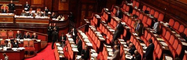 Redazione di Operai Contro, si continua a parlare di tagli ai costi della politica, ma nella realtà i costi aumentano. Il bello è che la questione è passata quasi sotto silenzio. – I partiti già si dividono i rimborsi elettorali. – 57 milioni di euro verranno erogati per i gruppi parlamentari Ma come vengono erogati i fondi per i gruppi parlamentari? Sulla base dei regolamenti delle Camere. Al Senato, ciascun gruppo percepisce una quota di 300mila euro a gruppo, ma anche ogni senatore può contare su una quota di “riborso spese per il gruppo di appartenenza” di circa 60mila euro. La stessa […]