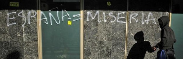 Redazione di Operai Contro L’italia è peggio della Spagna, ma i leccaculo dei padroni non se ne accorgono dal fatto quotidiano: “Uno sfratto ogni 15 minuti. A Madrid la fine della bolla immobiliare solo nel 2012 ha segnato un record di pignoramenti: quasi 40mila appartamenti, secondo i dati diffusi per la prima volta dallaBanca di Spagna. L’83 per cento delle case erano abitate da famiglie che non sono state più in grado di far fronte alle rate del mutuo, a causa della crisi economica e di un tasso di disoccupazione pari al 26,5 per cento, che significa circa sei milioni di senza lavoro, con […]