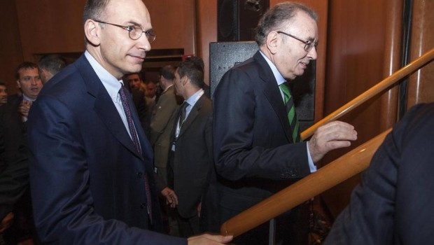 Redazione, Non avevamo dubbi , ancora una volta i politici di governo si confermano al servizio dei padroni.Ieri il premier Enrico Letta nel suo intervento all’ Assemblea annuale di Confindustria, davanti alla platea composta da imprenditori e politici del PD e del PDL ha dichiarato esplicitamente : ” siamo dalla stessa parte , la politica forse troppo tardi ha capito la lezione, ma ora deve applicare quello che ha capito .” Ma certamente, è chiarissimo , i nuovi politici hanno capito bene la lezione e non perderanno tempo per sostenere gli interessi dei padroni che rischiano i loro profitti.I […]