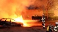 Redazione di Operai Contro, A Stoccolma nella ricca, e spesso oggetto di esempio Svezia, ci sono persone che non navigano nella ricchezza come tutti potrebbero credere. Come spesso accade è bastata una scintilla per incendiare le periferie dove da oramai 5 giorni vengono incendiate auto esercizi commerciali e, secondo quanto si riesce a capire dalle scarse notizie che filtrano, i rivoltosi, per lo più immigrati e disoccupati  sempre stando alle fonti, stanno attaccando direttamente le centrali delle forze dell’ordine che in grande difficoltà stanno chiedendo rinforzi. I media italiani come al solito si limitano a mettere la notizia in […]