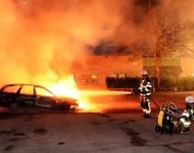 Redazione di Operai Contro, A Stoccolma nella ricca, e spesso oggetto di esempio Svezia, ci sono persone che non navigano nella ricchezza come tutti potrebbero credere. Come spesso accade è bastata una scintilla per incendiare le periferie dove da oramai 5 giorni vengono incendiate auto esercizi commerciali e, secondo quanto si riesce a capire dalle scarse notizie che filtrano, i rivoltosi, per lo più immigrati e disoccupati  sempre stando alle fonti, stanno attaccando direttamente le centrali delle forze dell’ordine che in grande difficoltà stanno chiedendo rinforzi. I media italiani come al solito si limitano a mettere la notizia in […]