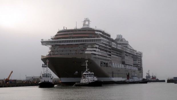 La multinazionale sudcoreana STX attiva nel settore della cantieristica navale minaccia la chiusura dei suoi stabilimenti francesi a Lorient (112 operai) e soprattutto Saint-Nazaire, dove lavorano in 2200. Previsto il taglio anche di altri cantieri dei coreani in Finlandia (Turku e Rauma) e in Cina presso Dalian. La decisione viene giustificata con la crisi del settore ed un piano di rientro dai debiti accumulati, anche attraverso la richiesta di un nuovo flusso di capitali alla Korea Development Bank KDB, detentrice del 20% del debito stesso di STX. Proprio da Lorient sono uscite tre motovedette destinate all’utilizzo sullo scenario africano, […]